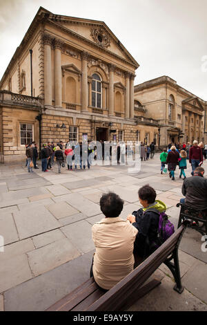 Großbritannien, England, Wiltshire, Bad, Abtei Kirchhof, Besucher warten auf Trinkhalle und Roman Baths betreten Stockfoto