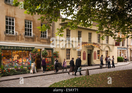 UK, England, Wiltshire, Bad, Abtei grün, Souvenirladen und Crystal Palace Pub in Altstadt Stockfoto