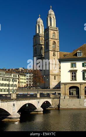 Münsterbrücke Brücke über die Limmat und das Grossmünster Kirche, Zürich, Kanton Zürich, Schweiz Stockfoto