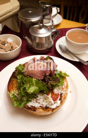 Großbritannien, England, Wiltshire, Bad, North Parade, Sally Lunn Teeladen, Speck Sally Lunn Bun Stockfoto