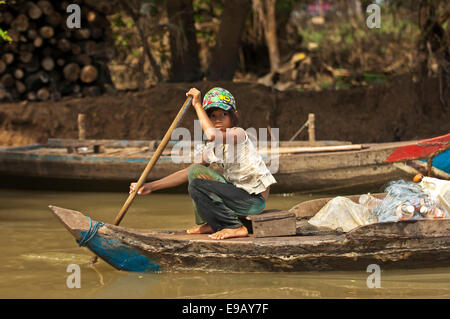 Mädchen, die ein traditionelles Boot paddeln, am Fluss Sangker in Battambang, Provinz Battambang, Kambodscha Stockfoto