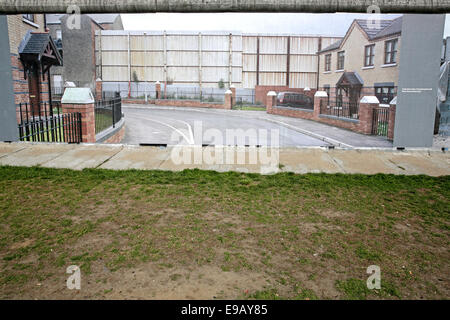 Foto-Ausstellung auf der Seite mit Blick auf die Spree, Reste der Berliner Mauer, East Side Gallery, Berlin, Deutschland Stockfoto