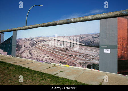 Foto-Ausstellung auf der Seite mit Blick auf die Spree, Reste der Berliner Mauer, East Side Gallery, Berlin, Deutschland Stockfoto