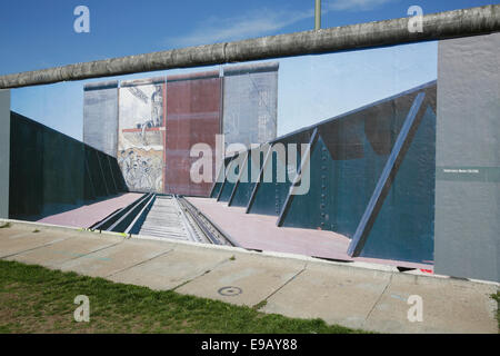 Foto-Ausstellung auf der Seite mit Blick auf die Spree, Reste der Berliner Mauer, East Side Gallery, Berlin, Deutschland Stockfoto