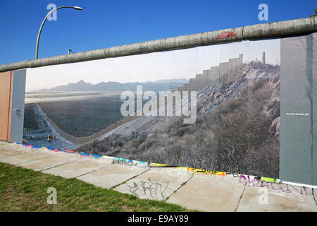 Foto-Ausstellung auf der Seite mit Blick auf die Spree, Reste der Berliner Mauer, East Side Gallery, Berlin, Deutschland Stockfoto