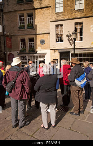 Großbritannien, England, Wiltshire, Bad, North Parade, Guided Tour Gruppe außerhalb Sally Lunn-Tee-shop Stockfoto