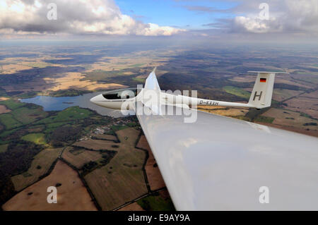 Segelflugzeug oder Segelflugzeug, geben Sie ASH 26 E, Aufwinde erstreckt sich bis zum Horizont, thermische Energie Straßen, Wismar Stockfoto