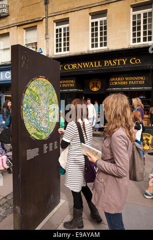 Großbritannien, England, Wiltshire, Bad, Union Passage, Besucher betrachten "sind am Straßenrand Sie hier" Street Map Stockfoto