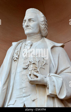 London, England, UK. Statue auf der Fassade des Nr. 6 Burlington Gardens (Royal Academy/Burlington House) Carl von Linné Stockfoto