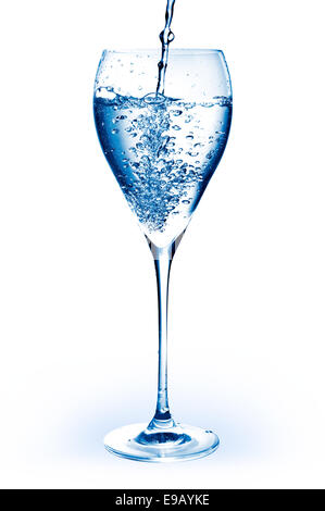 Glas mit frischem Wasser isoliert auf weiß Stockfoto