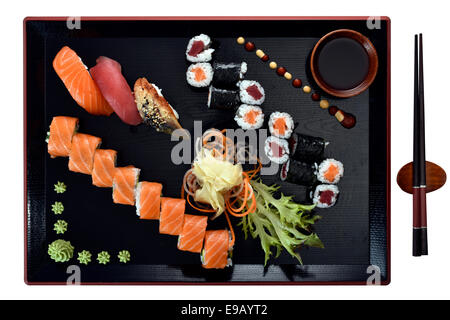 Sushi-Teller mit Uramaki, Maki, Nigiri mit Lachs, Thunfisch, Aal, frischer Ingwer, Wasabi, auf einer japanischen Holzplatte Stockfoto