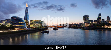 Southwark mit Rathaus und Shard Hochhaus, City of London mit Walkie Talkie Hochhaus Stockfoto