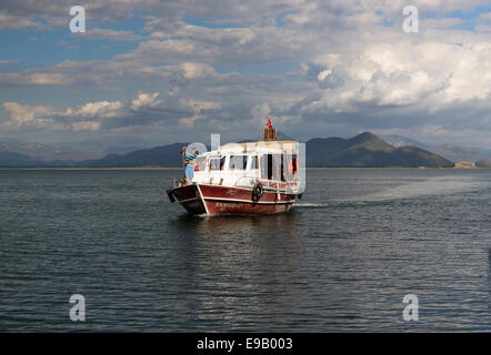 Boot auf See Köyceğiz oder Köyceğiz Gölü in der Nähe von Dalyan, Provinz Muğla, Ägäis, Türkei Stockfoto