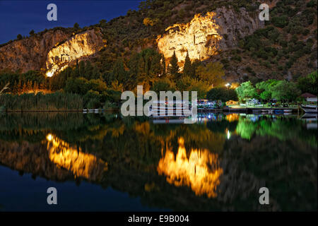 Beleuchtete Felsengräber von Kaunas auf den Dalyan Fluss Dalyan, Provinz Muğla, türkische Riviera oder die türkische Riviera, Aegean Stockfoto