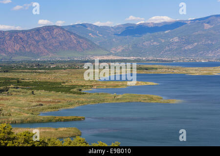 Lake Köyceğiz oder Köyceğiz Gölü, mit dem Dorf Köyceğiz in der Nähe von Dalyan, Provinz Muğla, ägäische Region, Türkei Stockfoto