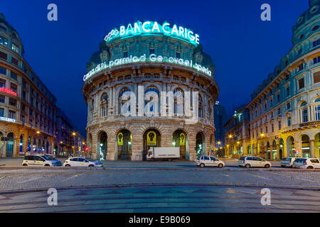 Nachtaufnahme, Banca Carige Bank, Piazza de Ferrari, Genoa, Ligurien, Italien Stockfoto