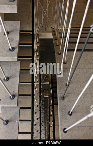 Treppe in der leeren Versand Halle eines ehemaligen Kaufhauses, Nürnberg, Middle Franconia, Bayern, Deutschland Stockfoto