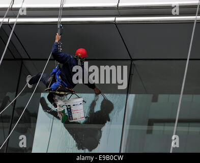 Fenster Reiniger Reinigung einer Fensterscheibe Stockfoto