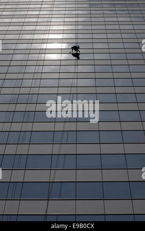 Fenster Reiniger Reinigung einer Fensterscheibe Stockfoto