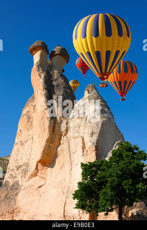 Heißluftballons und Feenkamine, in der Nähe von Zelve, Kappadokien, Türkei Stockfoto