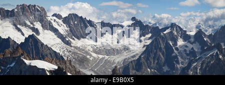 Les Droites, Aiguille du Triolet und Gletscher und Aiguille de Talefre in den französischen Alpen. Stockfoto