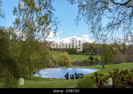 Familien und Touristen Picknick am See während der Ostern Bank Holiday Wochenende in Chartwell, ehemalige Heimat von Sir Winston Churchill und seiner Frau Clementine.  Mitwirkende: Aussicht, Atmosphäre wo: Chartwell, Vereinigtes Königreich bei: 19. April 2014 Stockfoto