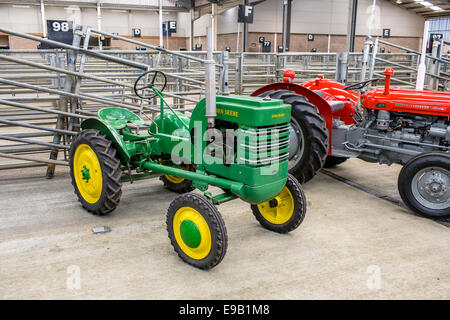 John Deere Traktor im Vintage show mit roten Ferguson-Traktor Stockfoto