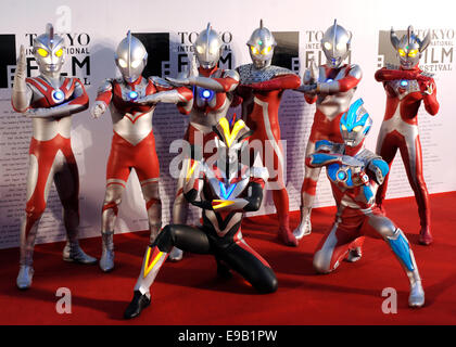 Tokio, Japan. 23. Oktober 2014. Ultraman Serie Figuren posieren für Fotos auf dem roten Teppich Zeremonie des 27. Tokyo International Film Festival in Tokio, Japan, 23. Oktober 2014. Tokyo International Festival läuft vom 23 Oktober bis 31. Bildnachweis: Stringer/Xinhua/Alamy Live-Nachrichten Stockfoto