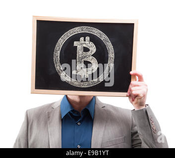 Geschäftsmann hält eine Tafel mit Bitcoin Symbol isoliert auf weißem Hintergrund. Stockfoto