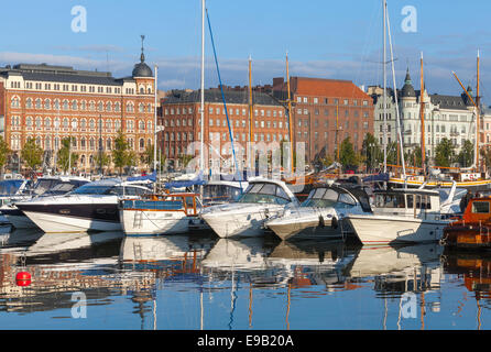 Yachten und Motorboote Vergnügen vor Anker im zentralen Hafen von Helsinki, Finnland Stockfoto