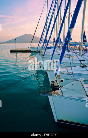 Flottille Segeln - Yachten alle in einer Linie vor Anker. Stockfoto