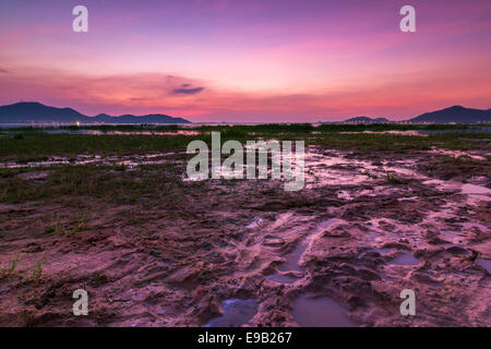 Der Schlamm in das Reservoir mit Twilight Zeit Stockfoto