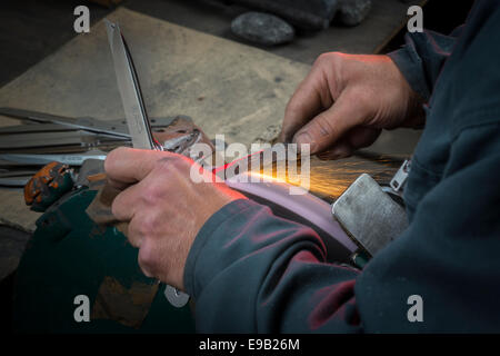 Eine Etappe in der Herstellung eines Messers in einer Thiers Besteck arbeiten (Frankreich). Spitzer - Knifegrinder - Messer Schleifmaschine - Messer-Schleifmaschine Stockfoto