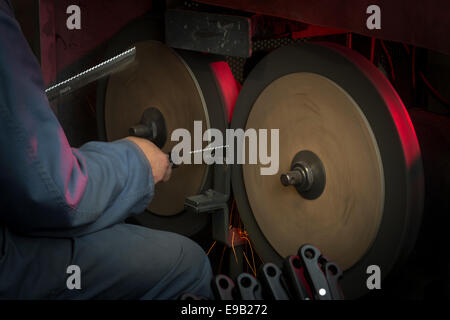 Eine Etappe in der Herstellung eines Messers in einer Thiers Besteck arbeiten (Frankreich). Spitzer - Knifegrinder - Messer Schleifmaschine - Messer-Schleifmaschine Stockfoto