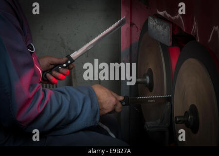 Eine Etappe in der Herstellung eines Messers in einer Thiers Besteck arbeiten (Frankreich). Spitzer - Knifegrinder - Messer Schleifmaschine - Messer-Schleifmaschine Stockfoto