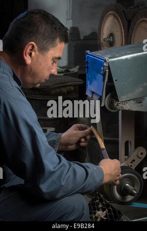 Ein Messerschmied Arbeiter in einem Thiers Besteck arbeiten (Frankreich). Ouvrier Coutelier Dans Une Coutellerie Thiernoise (Thiers - Frankreich). Stockfoto