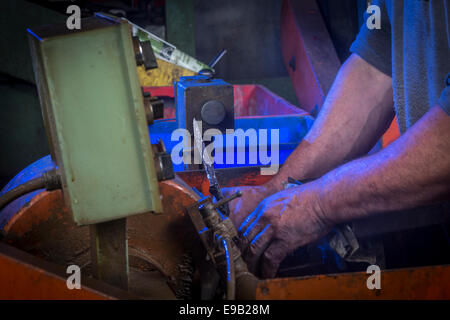 Eine Etappe in der Herstellung eines Messers in einer Thiers Besteck arbeiten (Frankreich). Fabrication d ' un Couteau Dans Une Coutellerie Thiernoise. Stockfoto