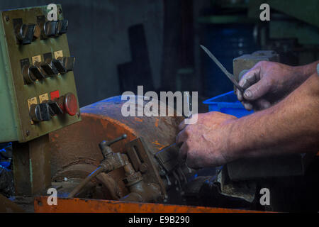 Eine Etappe in der Herstellung eines Messers in einer Thiers Besteck arbeiten (Frankreich). Fabrication d ' un Couteau Dans Une Coutellerie Thiernoise. Stockfoto