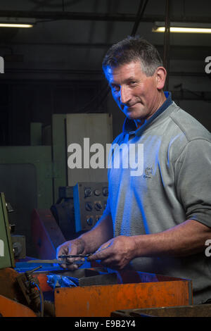 Ein Messerschmied Arbeiter Porträt in einer Thiers Besteck arbeiten (Frankreich). Ouvrier Coutelier Dans Une Coutellerie Thiernoise (Thiers - Frankreich) Stockfoto