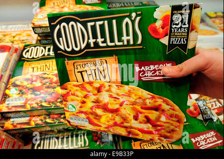 Goodfellas Stonebaked dünne Pizza wurde aus dem Gefrierschrank genommen (Nachrichtensendung)(Model Released) Stockfoto