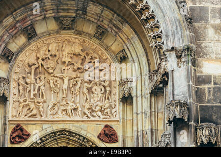 Flachrelief auf Wahrzeichen - Frauenkirche vor Tyn In Prag, Tschechien. Jesus der gekreuzigte Christus am Kreuz - B Stockfoto