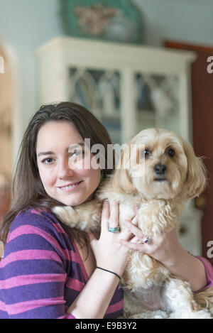 Frau halten kleine Mischling Hund Stockfoto