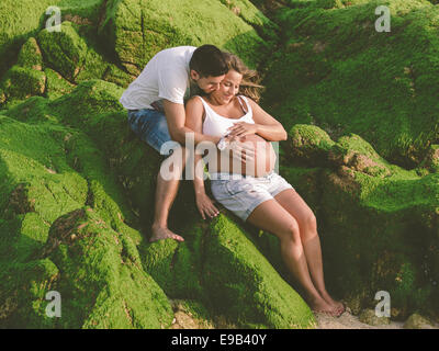 Glücklich schwanger paar am Strand im Freien. Stockfoto