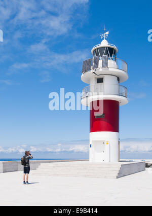 Ein Mann, eine Aufnahme zum Leuchtturm von Cabo Ortegal in Galicien, Spanien. Stockfoto