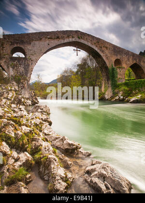 Alte römische Steinbrücke in Cangas de Onis (Asturien), Spanien an einem sonnigen Tag Stockfoto