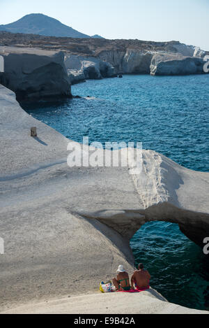 Sandstein-Formationen auf Sarakiniko Strand auf der Insel Milos in Griechenland Stockfoto