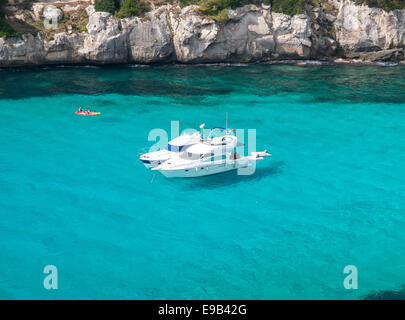 Zwei Yacht ankern in Cala Macarella an einem schönen Sommertag. Stockfoto