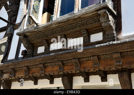 Kunstvolle Holzschnitzereien auf einem mittelalterlichen Holz gerahmt Gebäude, Broad Street, Ludlow, Shropshire, England, United Kingdom, UK, Europa Stockfoto