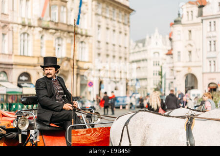 Prag, Tschechische Republik - 8. Oktober 2014: altmodische Coach und Kutscher auf dem Altstädter Ring in Prag. Stockfoto