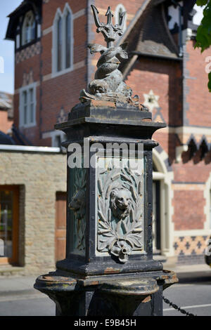 Altes Gusseisen Trinkbrunnen, Schlossplatz, Ludlow, Shropshire, England, Vereinigtes Königreich. Europa Stockfoto